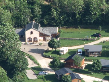 accueil et chalets vus du causse